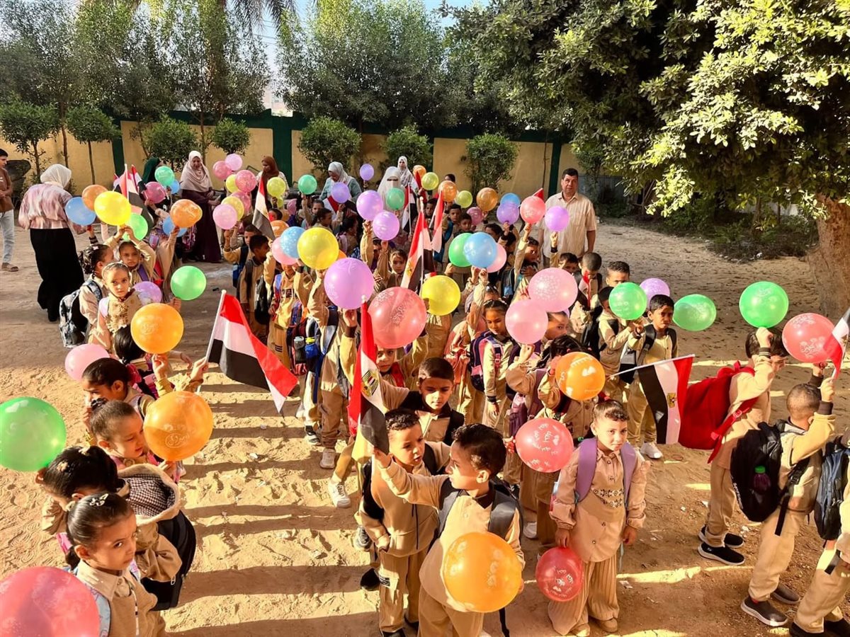 <strong>توزيغ البلالين والأعلام على التلاميذ ببني سويف</strong>