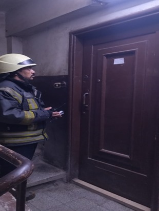 استخراج سيدة محتجزة داخل شقتها بالساحل