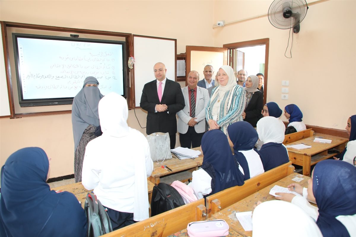 <strong>محافظ بني سويف يتابع سير العملية التعليمية </strong>