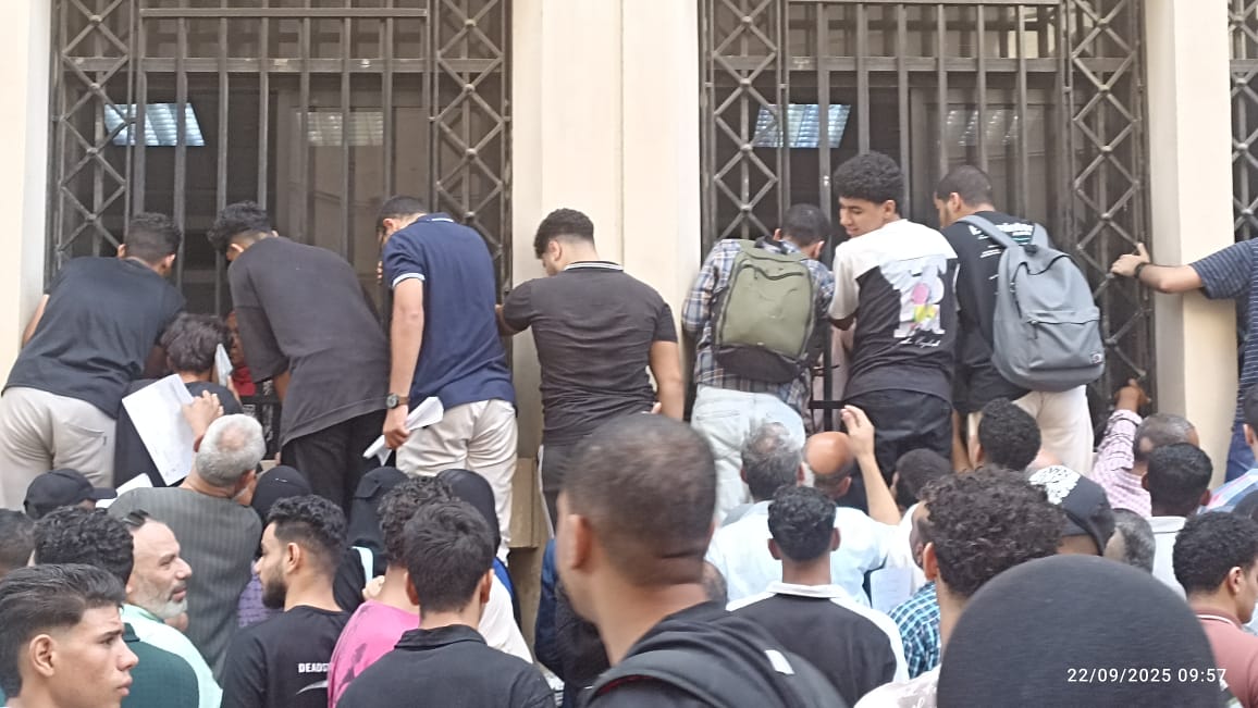 زحام شديد أمام مكتب التنسيق 