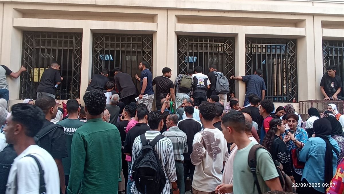 زحام شديد أمام مكتب التنسيق 