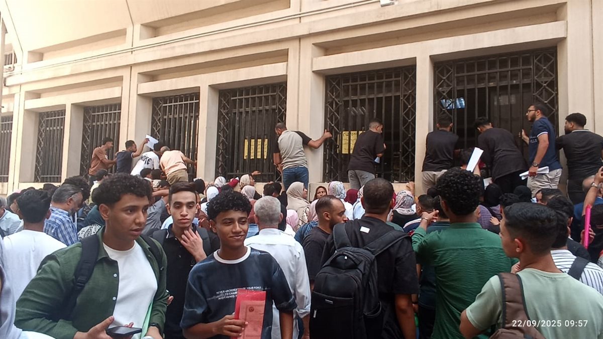 زحام شديد أمام مكتب التنسيق 