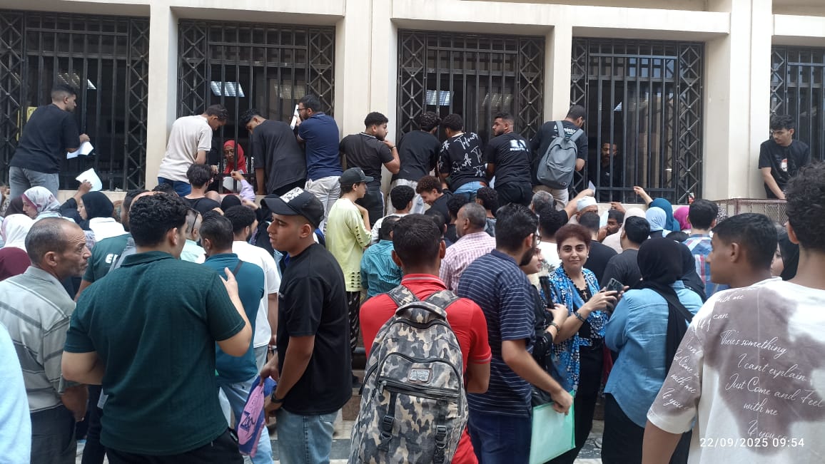 زحام شديد أمام مكتب التنسيق 