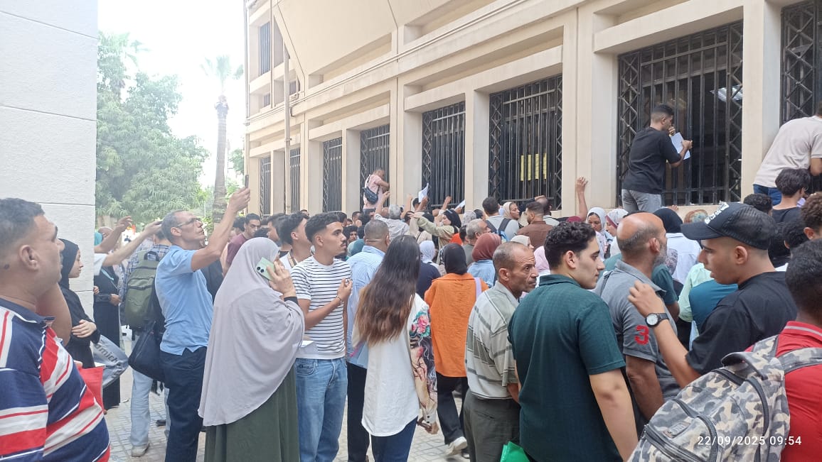 زحام شديد أمام مكتب التنسيق 