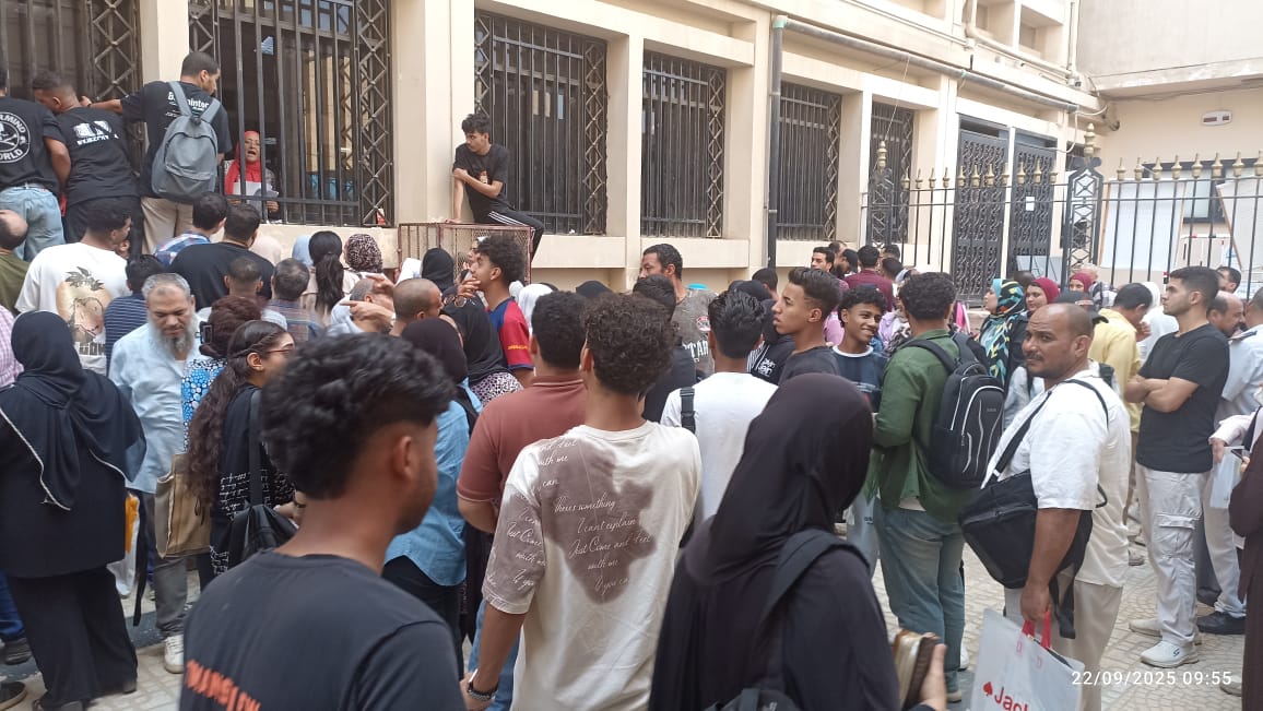 زحام شديد أمام مكتب التنسيق 