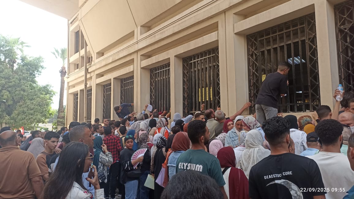 زحام شديد أمام مكتب التنسيق 