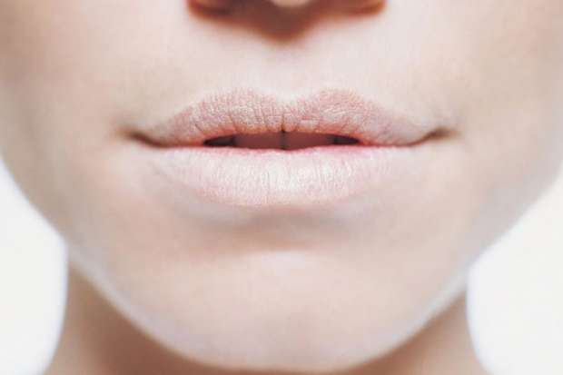 أسباب لون الشفاه الأبيض والباهت عند الأطفال
