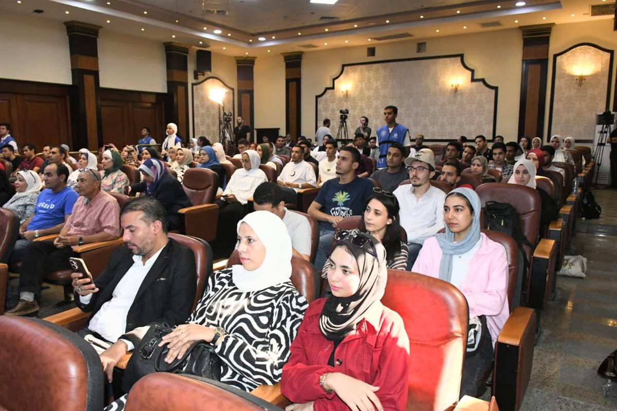 أشرف صبحي يشهد مؤتمر الموسم الثامن من برنامج عباقرة الجامعات