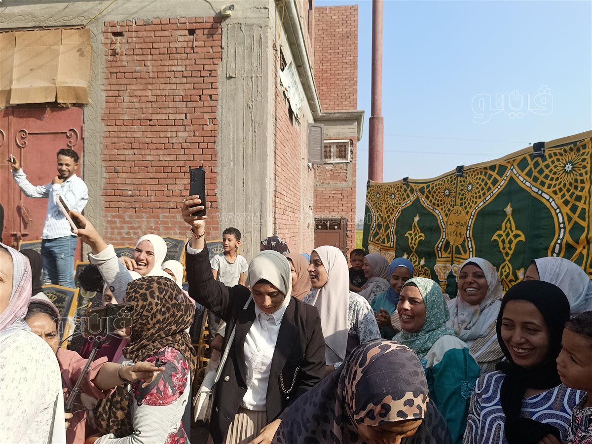 الأهالي يستقبلون الوزير بالزغاريد،فيتو