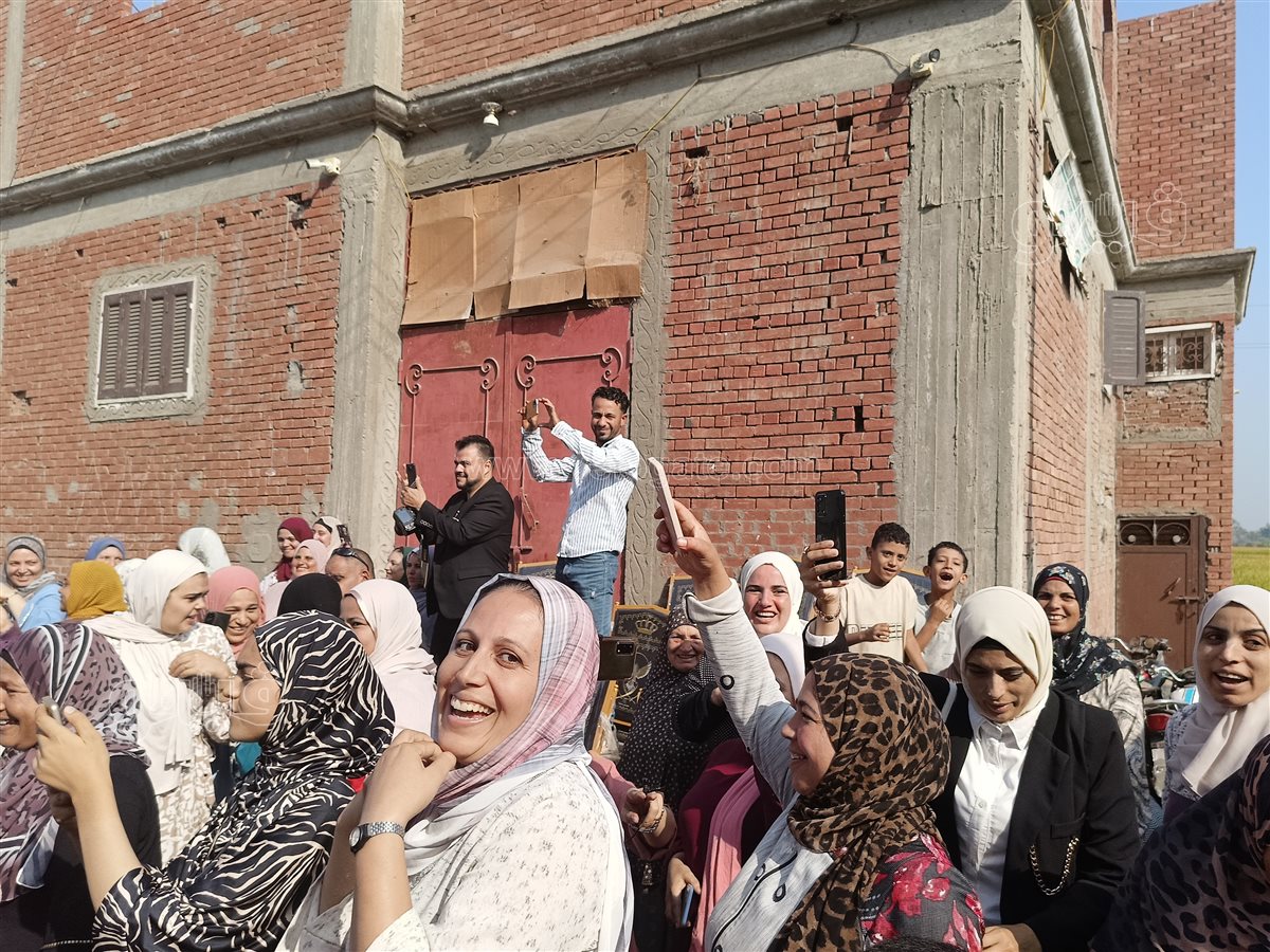 أهالي العزبة في استقبال وزير التربية والتعليم،فيتو