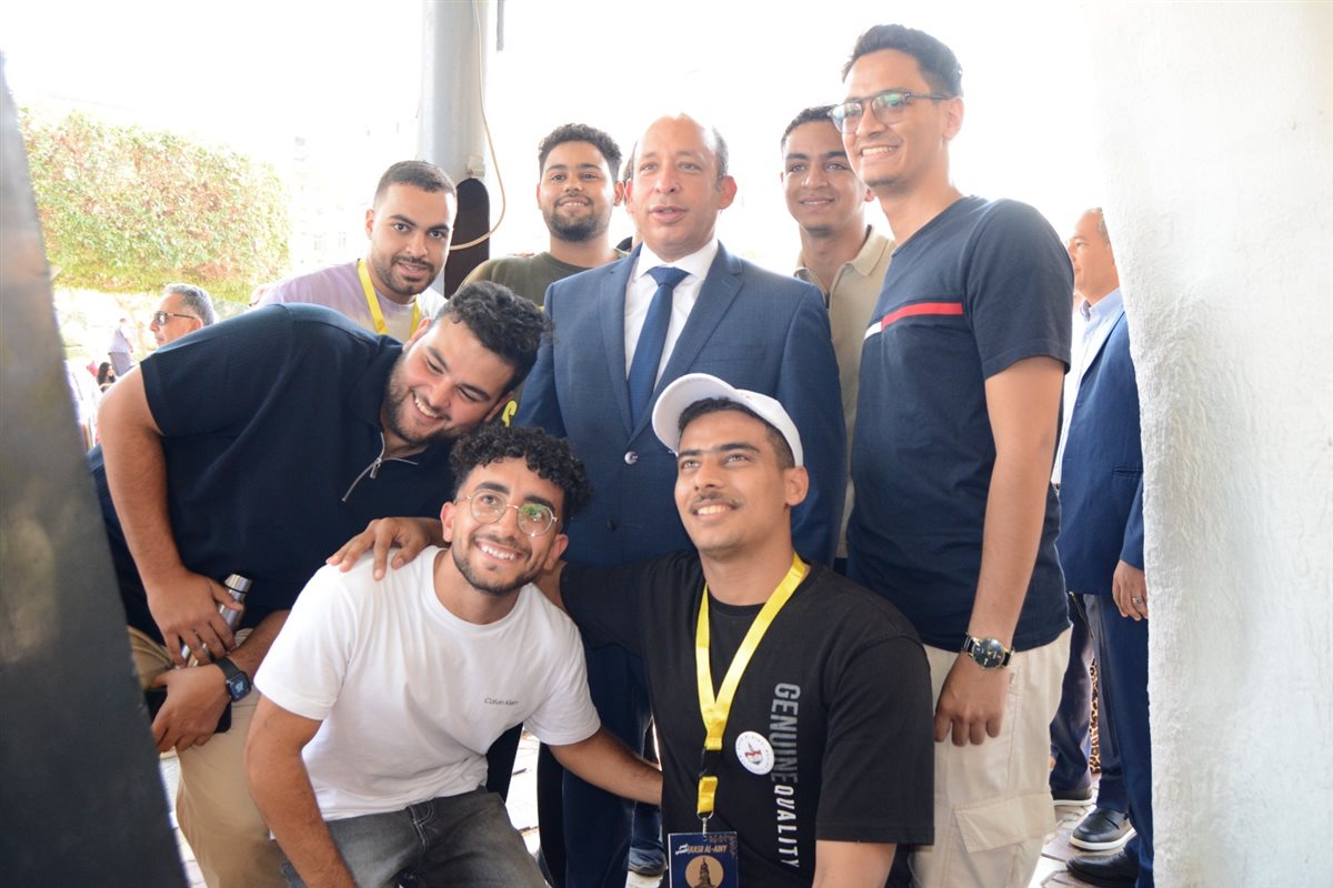 عميد قصر العيني مع الطلاب أثناء الجولة