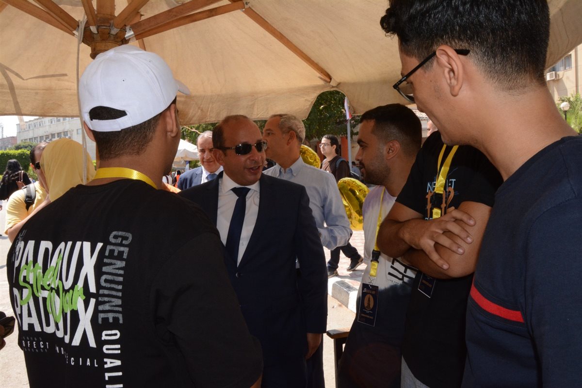 عميد قصر العيني مع الطلاب أثناء الجولة