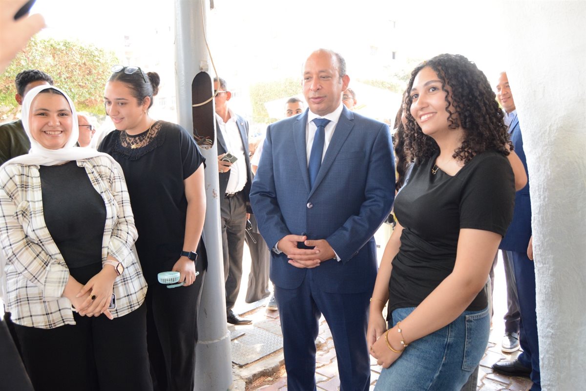 عميد قصر العيني مع الطلاب أثناء الجولة