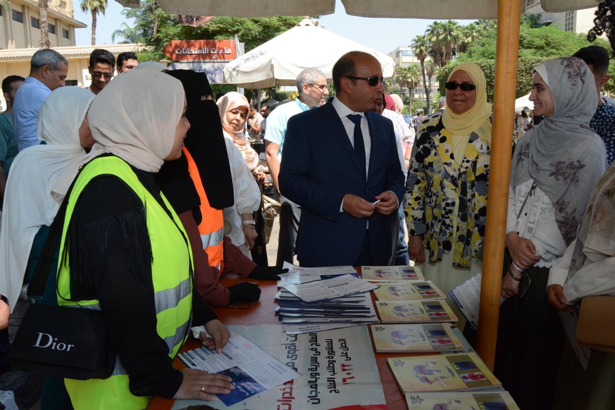 عميد قصر العيني مع الطلاب أثناء الجولة