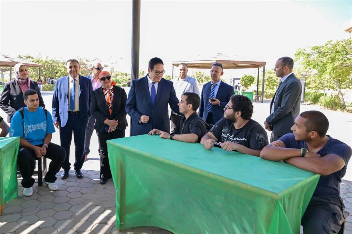 رئيس جامعة القاهرة في جولة بكليات فرع الشيخ زايد