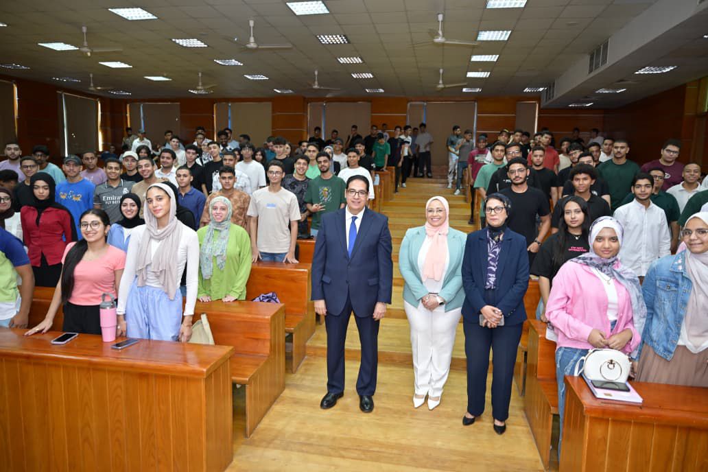 رئيس جامعة القاهرة في جولة بكليات فرع الشيخ زايد