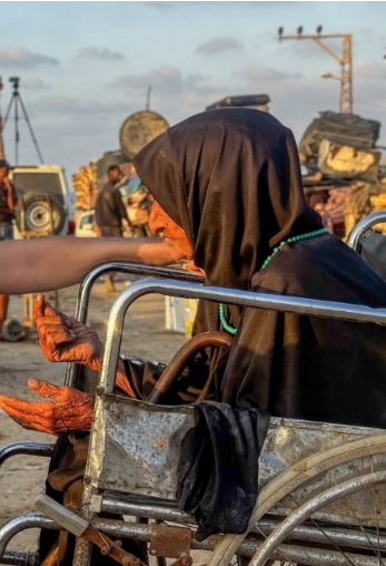 جازية على كرسي متحرك متهالك، فيتو