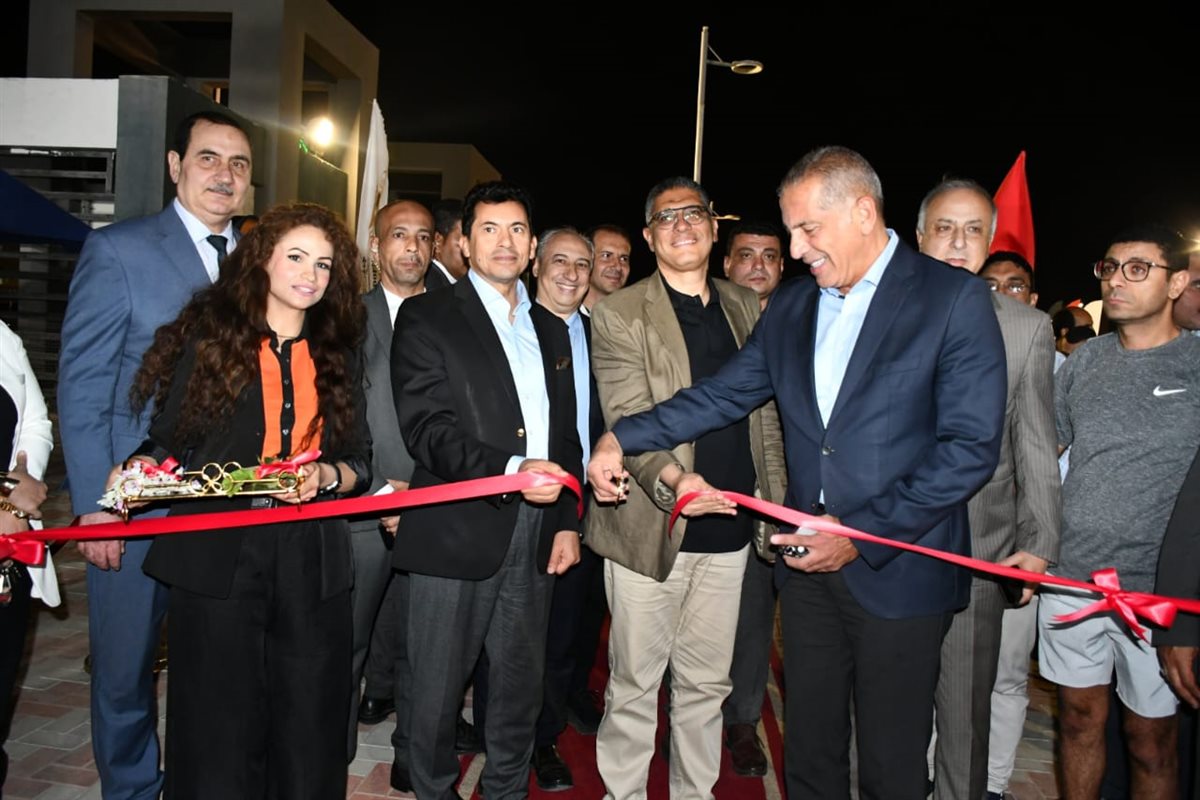 أشرف صبحي ومحافظ الجيزة يفتتحان ملاعب البادل الجديدة بنادي النادي أكتوبر