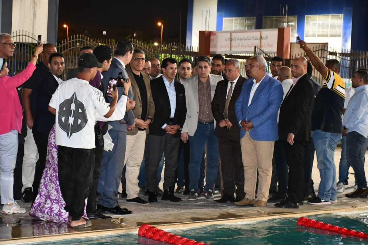 وزير الرياضة خلال افتتاح مجمع حمامات السباحة 