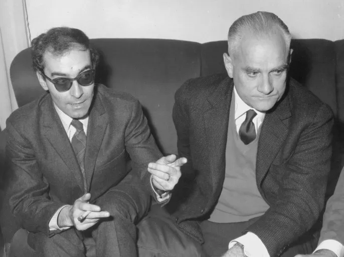 البرتومورافيا مع احد مخرجى اعماله التى انتجتها السينما