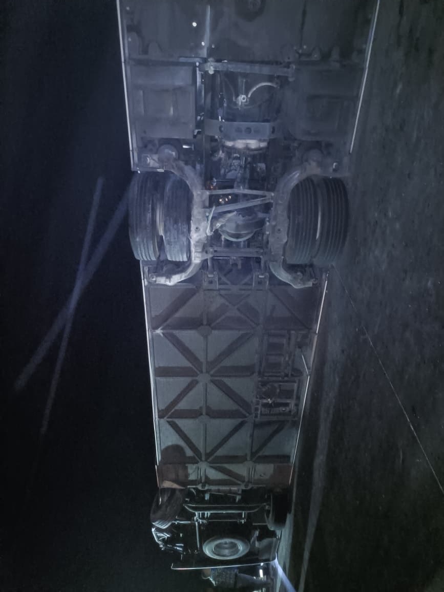 وفاة 8 أشخاص وإصابة 14 آخرين في حادث انقلاب أتوبيس بصحراوي المنيا، فيتو 