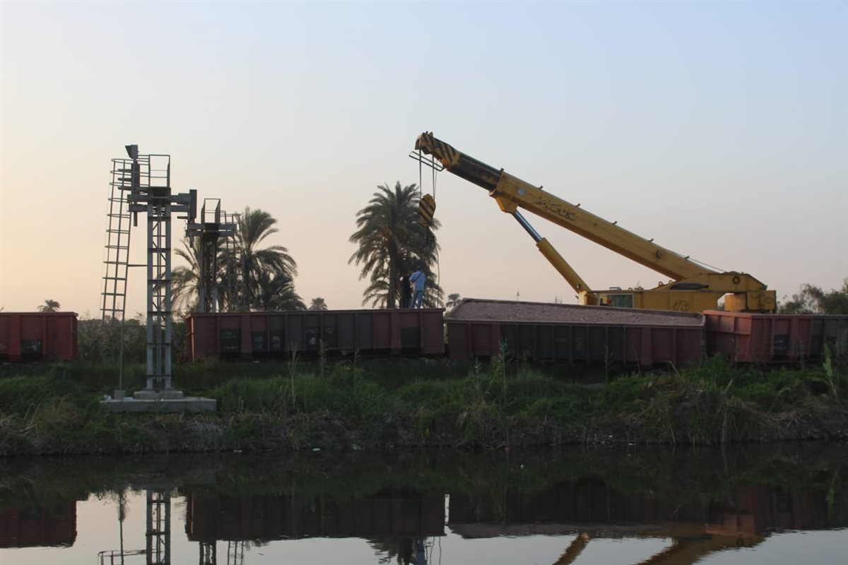 <strong>أوناش السكة الحديد تواصل رفع عربات القطار ببني سويف</strong>