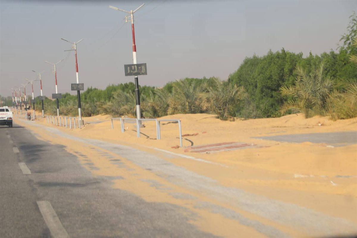 زحف الرمال على الطريق 