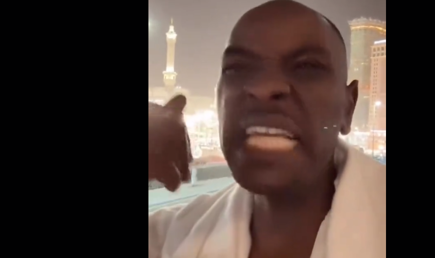 موظف يشكو مديره أمام الحرم، فيتو