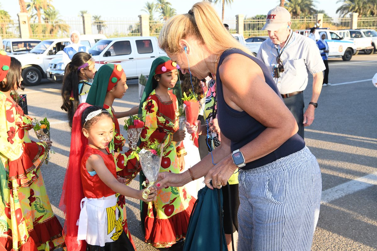 استقبال السائحين بالورود