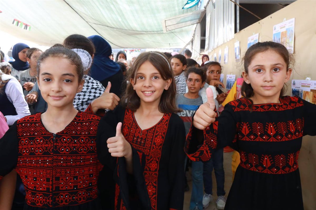 أطفال مدرسة “فلسطين الحبيبة” بمدينة غزة أثناء عرض صور تدمير المعالم الأثرية، فيتو