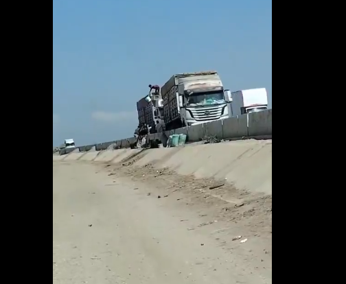 إفراغ بعض شحنة من الذرة لسرقتها، فيتو