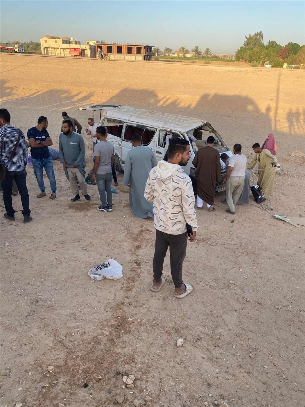 إصابة 8 أشخاص إثر انقلاب ميكروباص بصحراوي المنيا