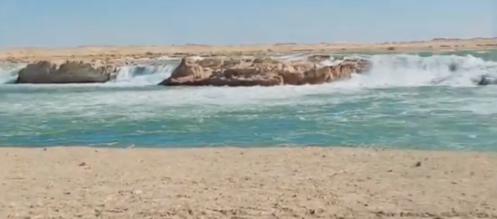 المياه تملأ مفيض باريس في الوادي الجديد، فيتو