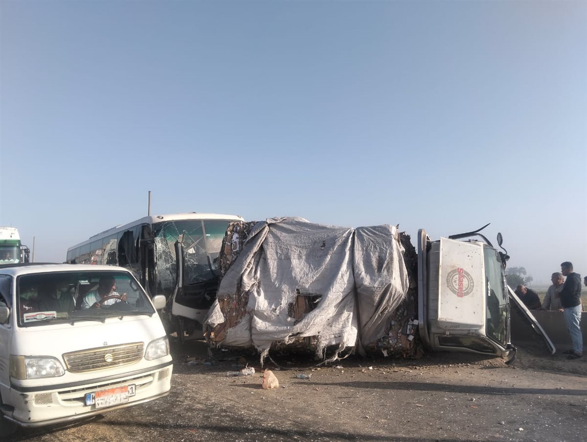 <strong>تصادم اتوبيس بسيارتين في بني سويف</strong>