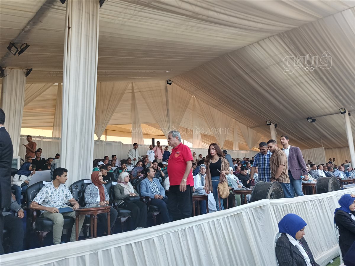 ظهور مفاجئ لتوفيق عكاشة في ختام مهرجان الشرقية للخيول العربية،فيتو