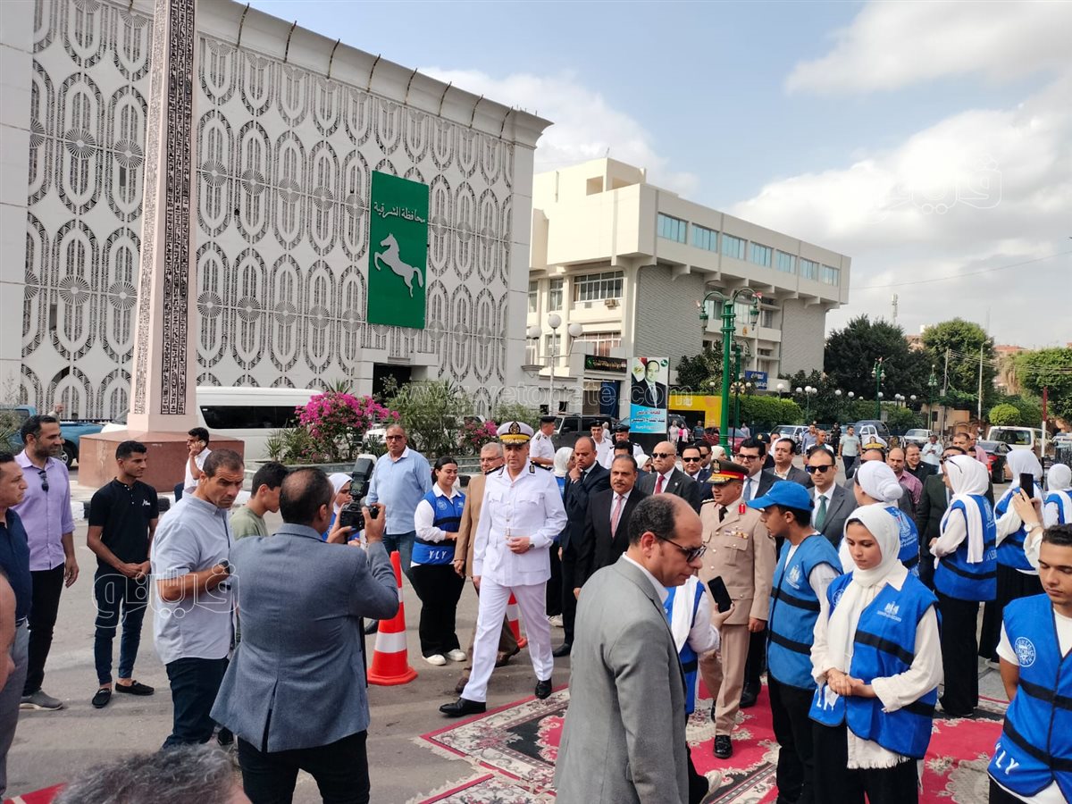 محافظ الشرقية يضع إكليلا من الزهور على النصب التذكاري للجندي،فيتو