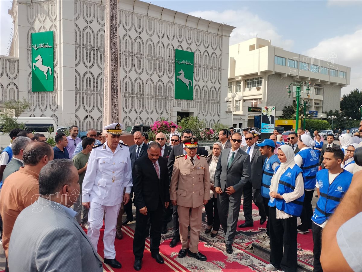 محافظ الشرقية يضع إكليلا من الزهور على النصب التذكاري للجندي،فيتو