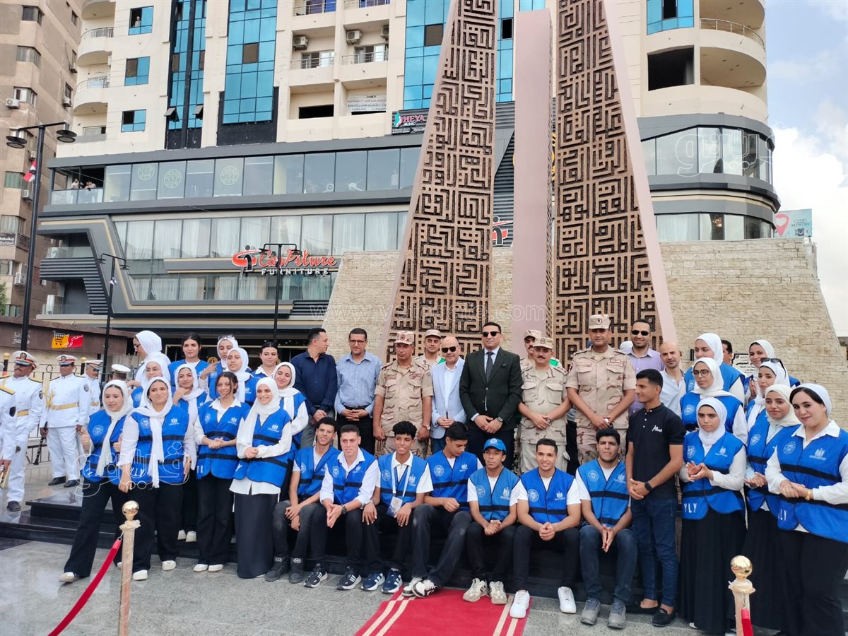 محافظ الشرقية يضع إكليلا من الزهور على النصب التذكاري للجندي،فيتو