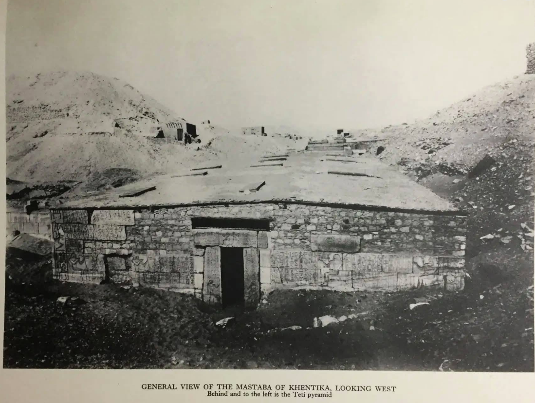 الشكل العام للمقبرة التي اختفت منها اللوحة، فيتو