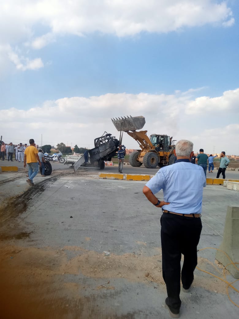 اشتعال سيارتين نقل علي الطريق الحر بالقليوبية، فيتو