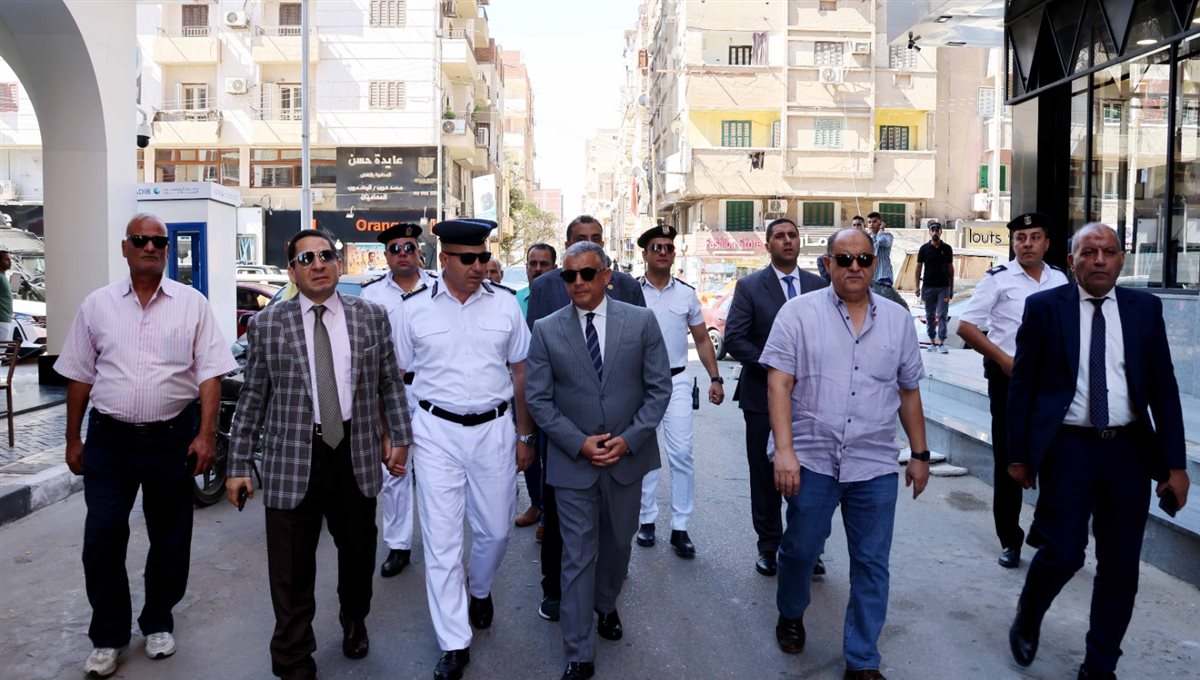 محافظ الإسماعيلية خلال الجولة، فيتو