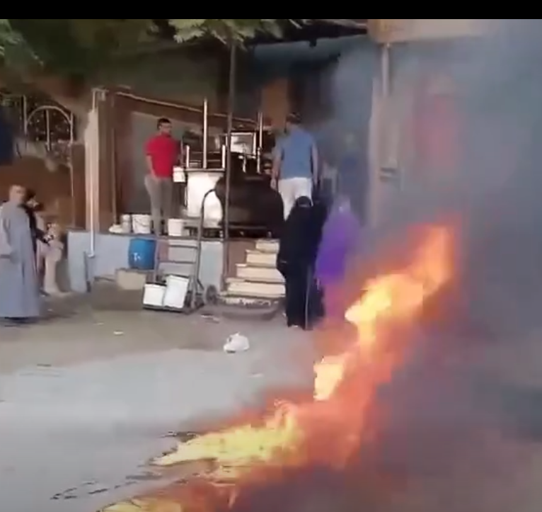 صاحب محل يشعل النار في بضاعة سيدة فقيرة، فيتو
