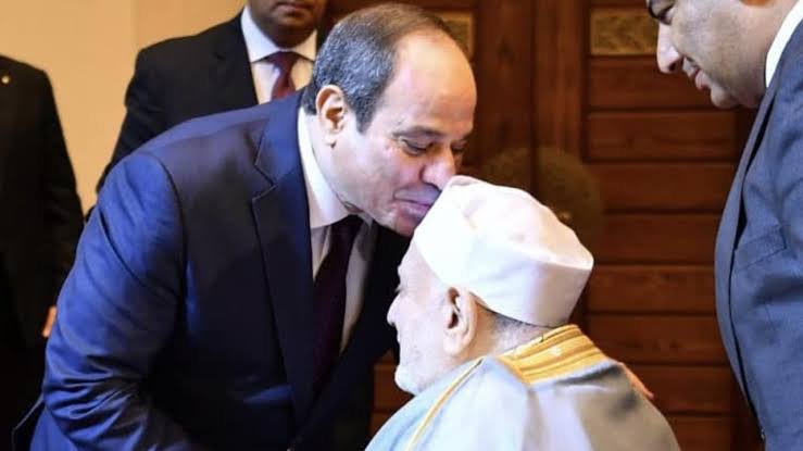 قبلة على رأس العالم الجليل من رئيس الجمهورية