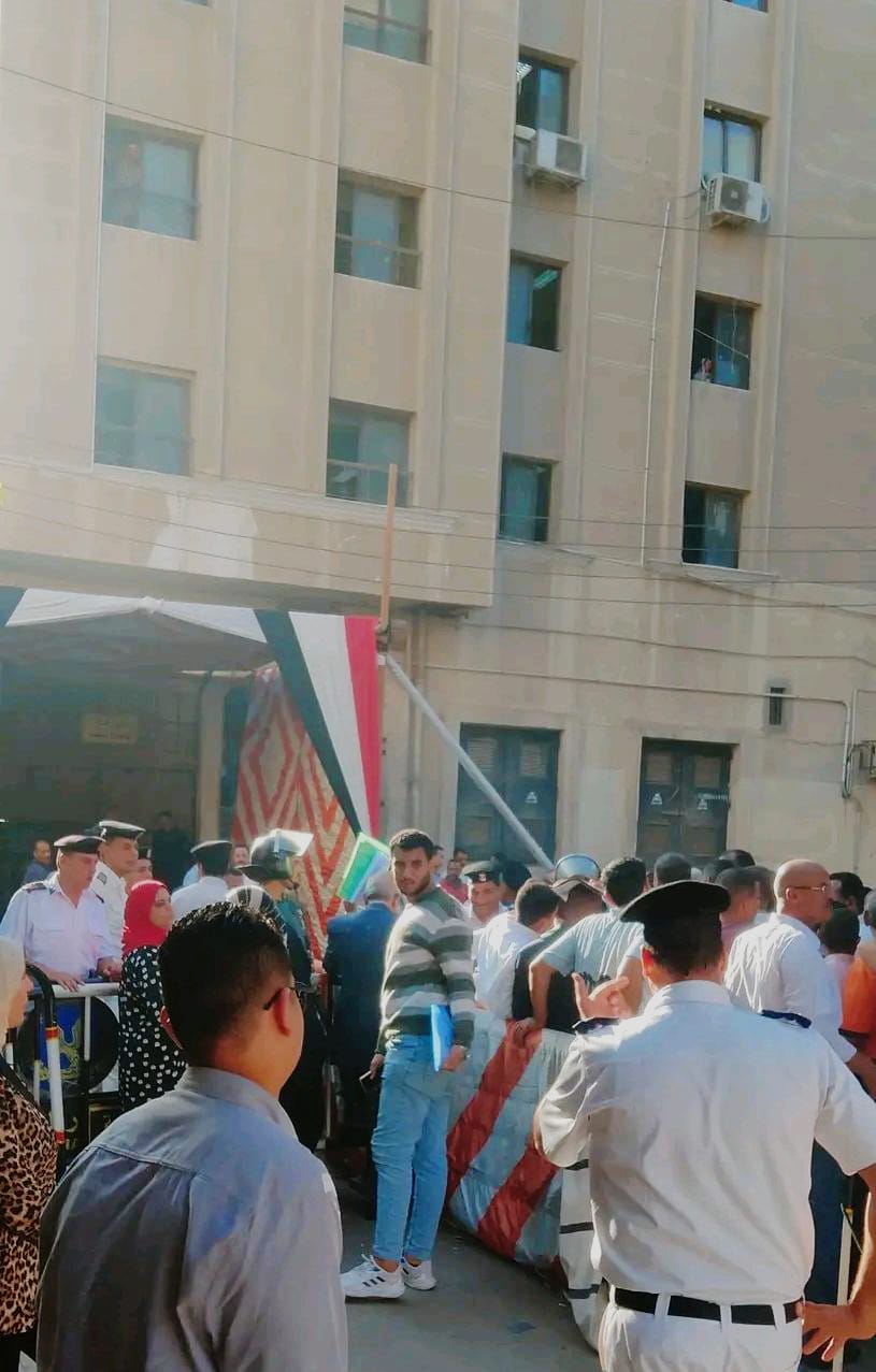توافد المرشحين وأنصارهم على محكمة الزقازيق مع فتح باب الترشح للنواب،فيتو