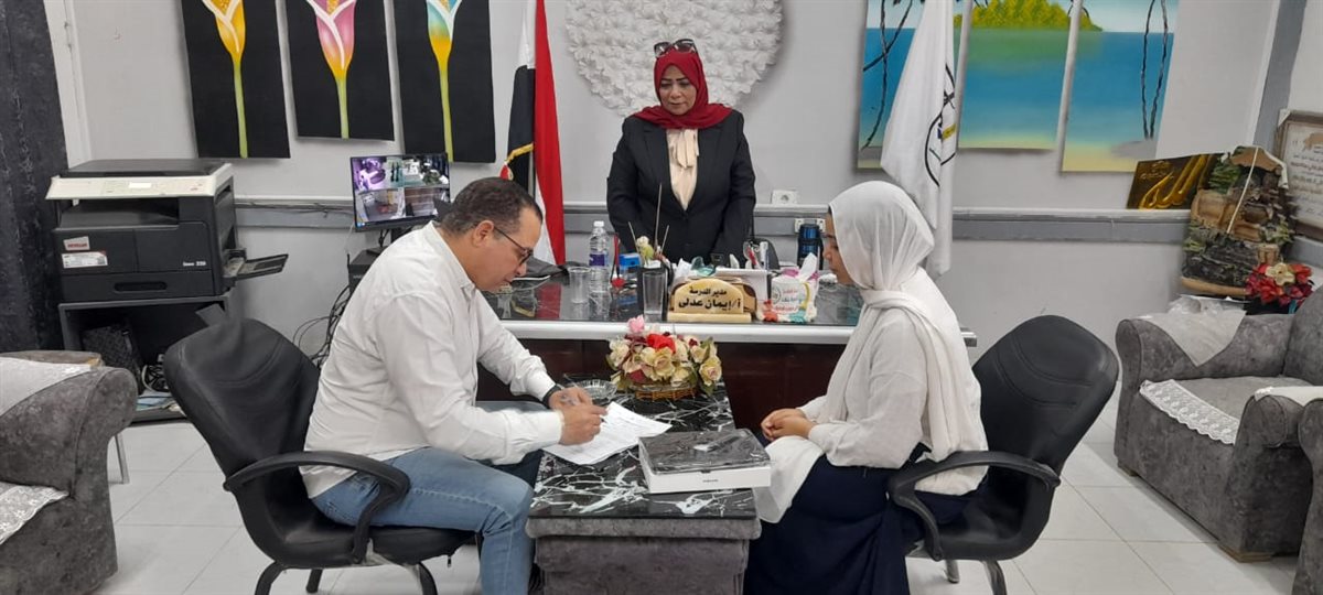 <strong>تسليم اجهزة التابليت بمدرسة اهناسيا الثانوية بنات ببني سويف</strong>