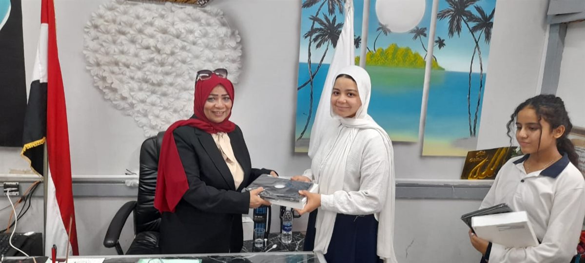 <strong>تسليم اجهزة التابليت بمدرسة اهناسيا الثانوية بنات ببني سويف</strong>