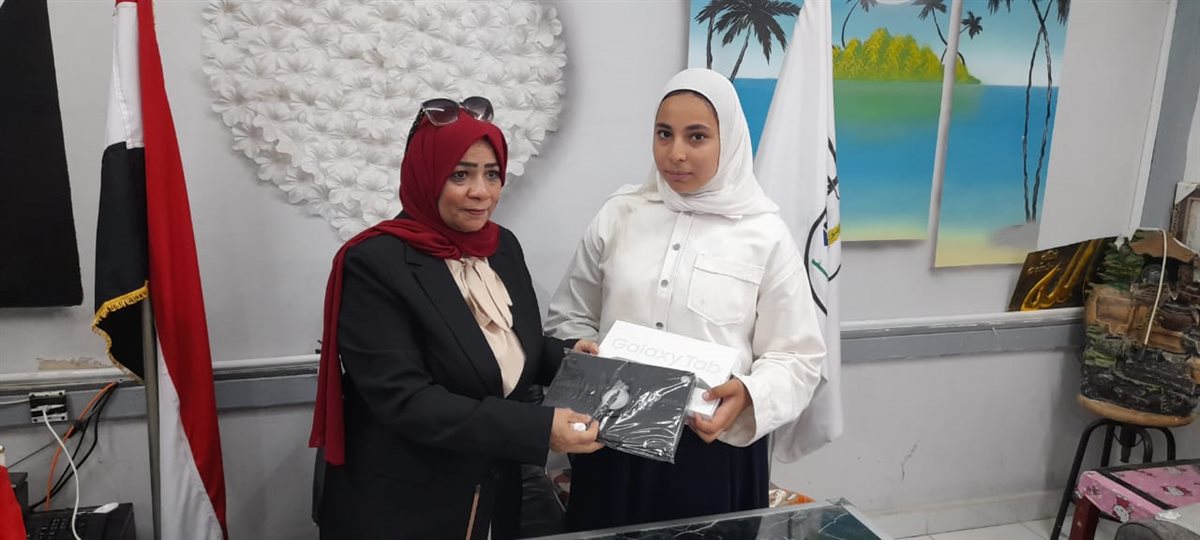 <strong>تسليم اجهزة التابليت بمدرسة اهناسيا الثانوية بنات ببني سويف</strong>