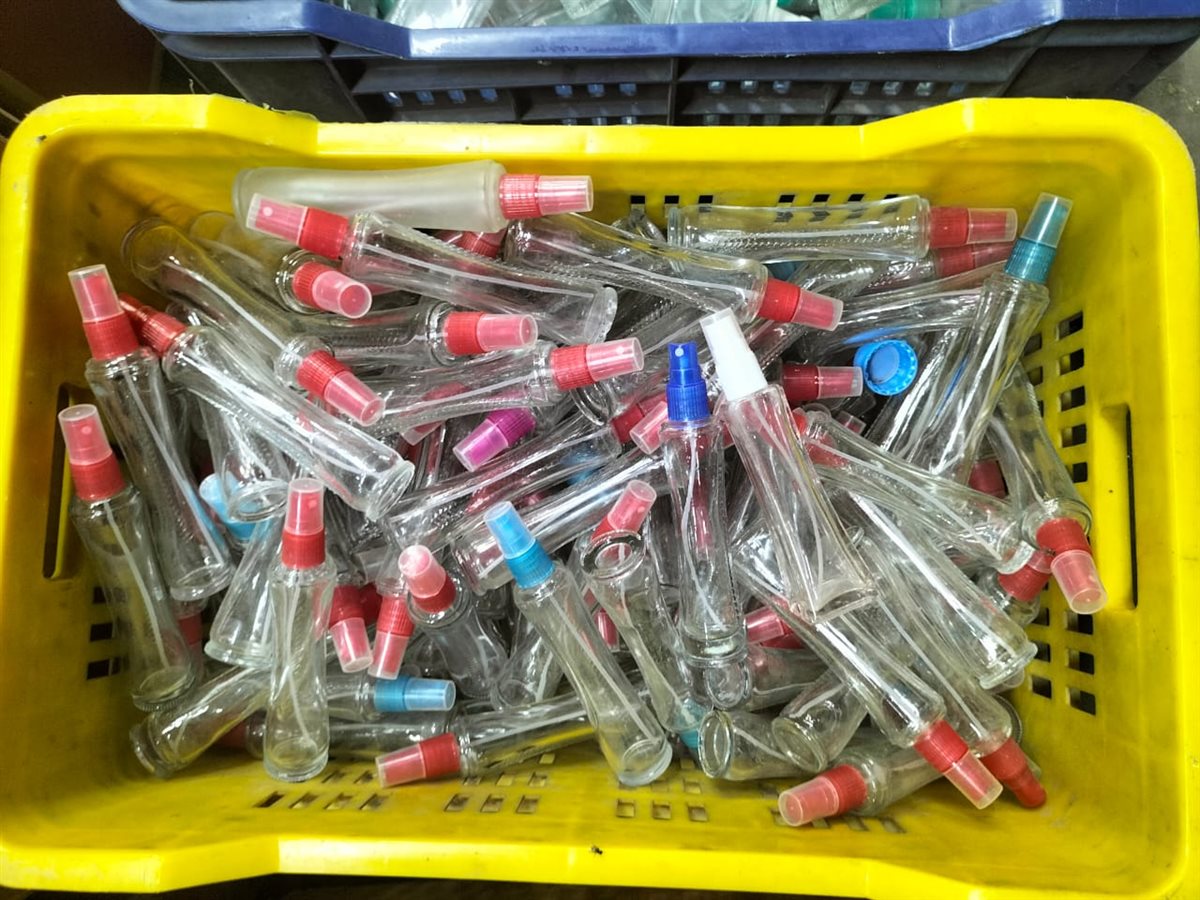 عبوات مستحضرات التجميل في شارع الجامع الأحمر