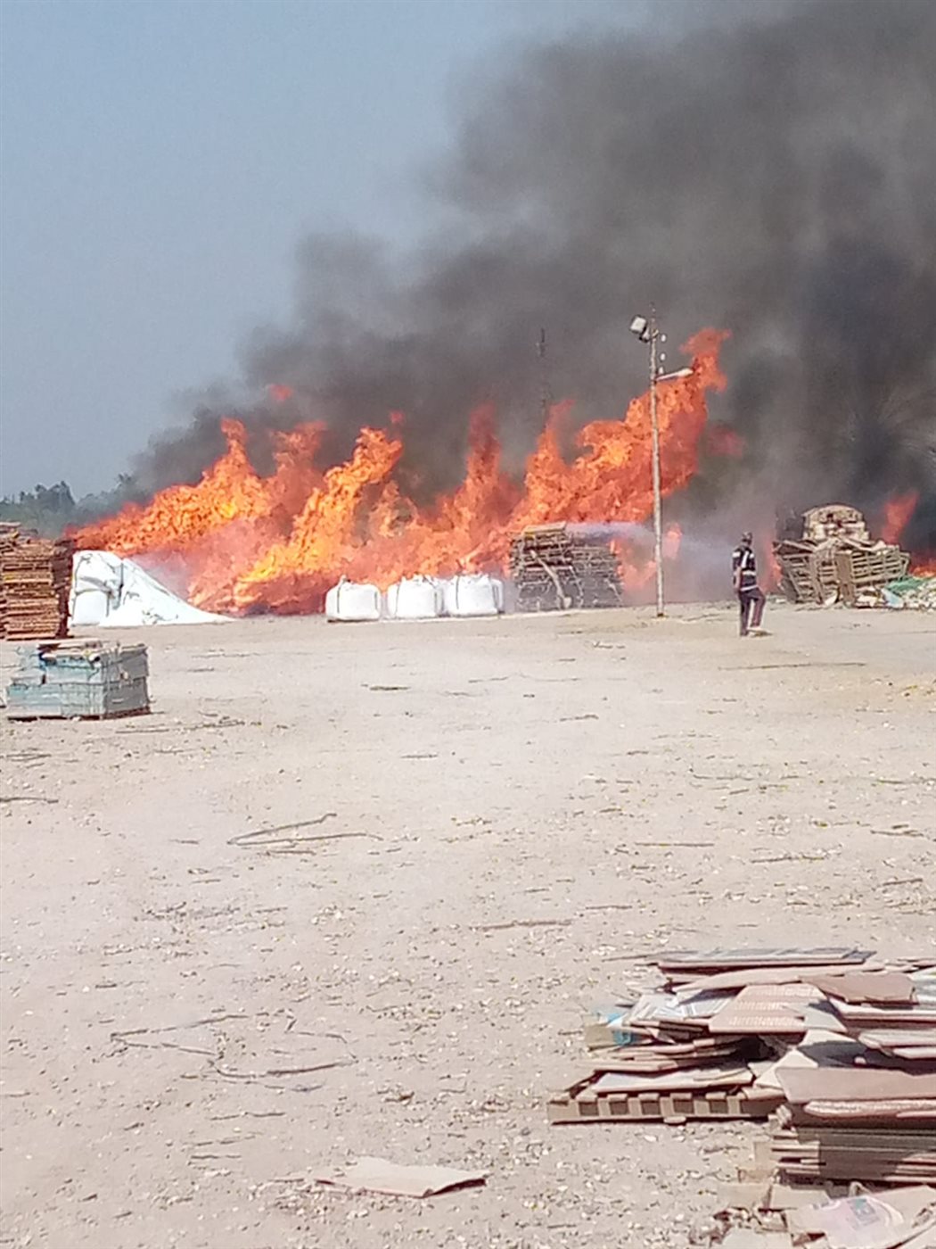 جانب من اخماد الحريق، فيتو