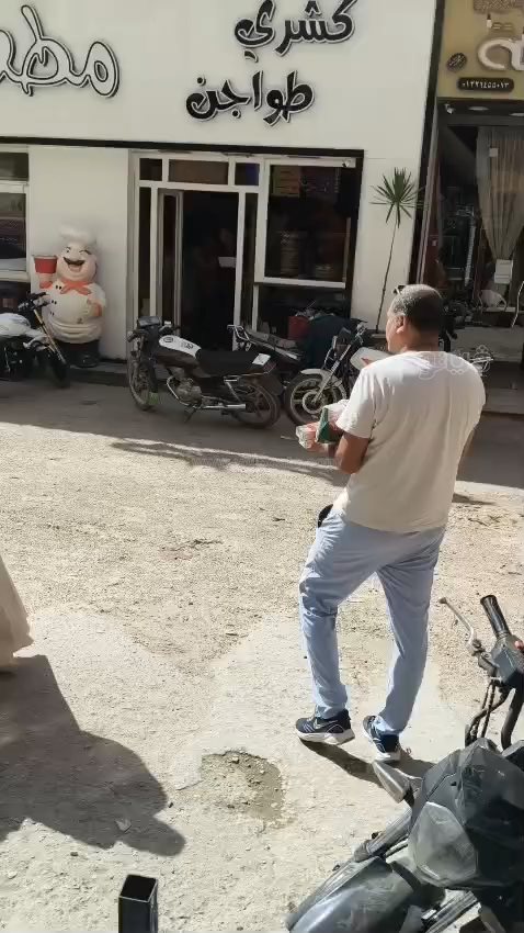 الشرقية تحتفل بسلام غزة.. “موسى الهويس” يُفجّر فرحة الشارع بتوزيع العصائر في أبوحماد،فيتو